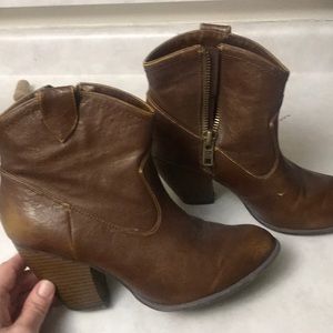 Short brown cowboy bootie